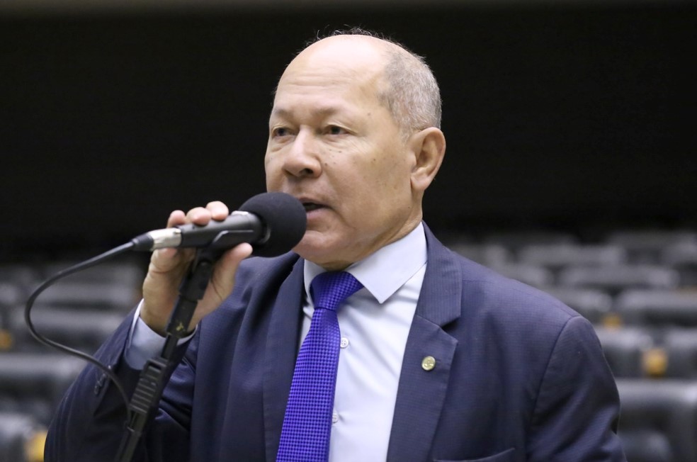 CHRISÓSTOMO: PL do deputado sobre celulares em sala de aula avança na Câmara