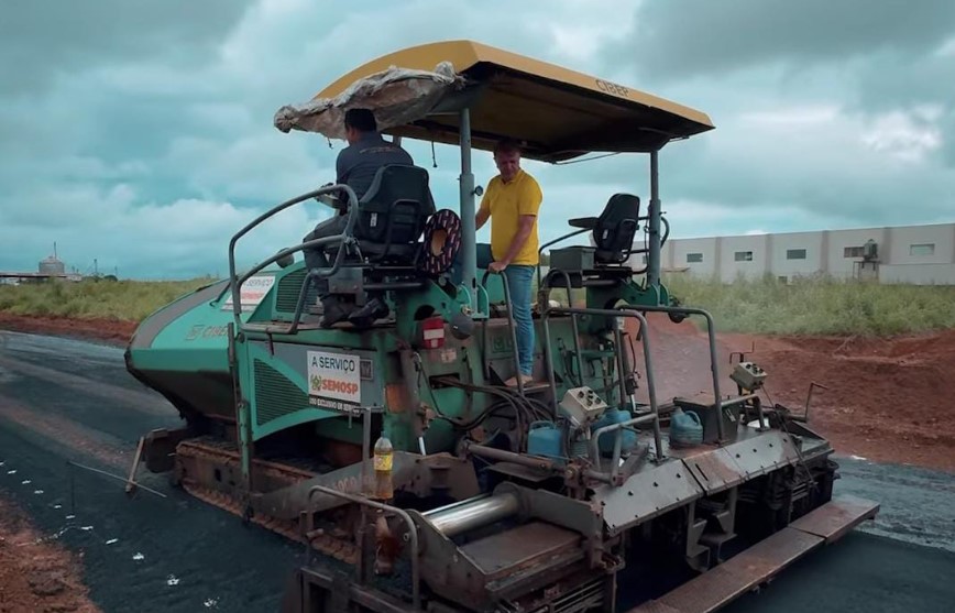 LUIZINHO GOEBEL: Deputado acompanha obras de pavimentação asfáltica em avenidas de Vilhena