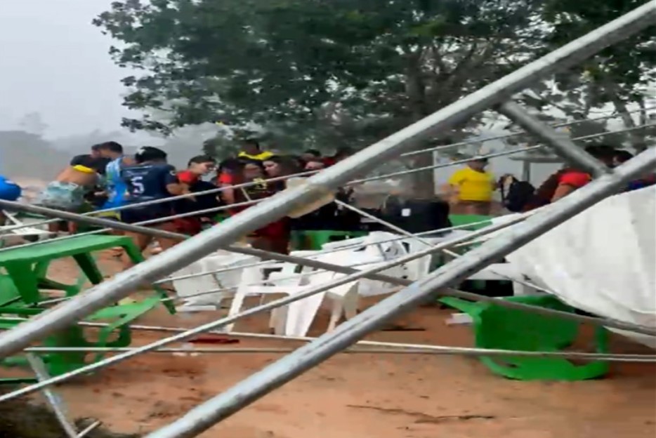 VÍDEO: Vendaval derruba barracas e fere pessoas durante partida de futebol