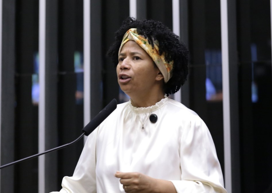 DESOCUPAÇÃO: Sílvia Cristina cobra suspensão de ações contra produtores rurais em RO