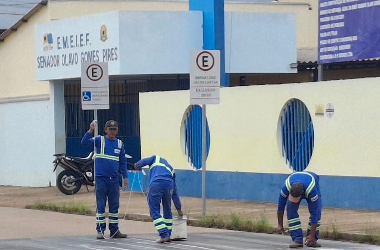 JÚNIOR QUEIROZ: Semtran instala faixa de pedestres em frente a escola após pedido do vereador