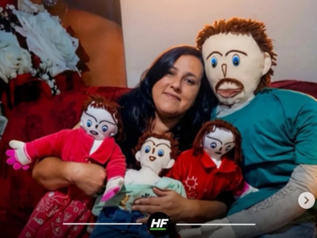 ESPOSA DO MARCELO: Mulher que se casou com boneco de pano anuncia nascimento do quarto filho