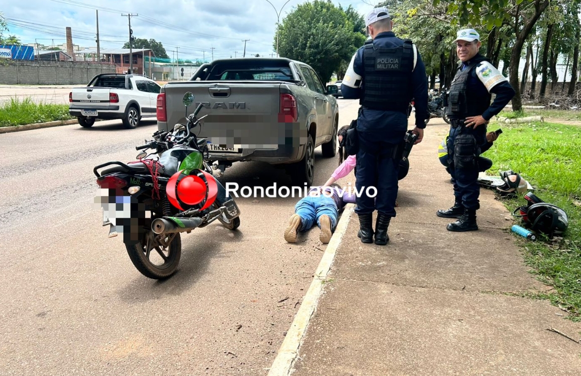 URGENTE: Motociclista bate fortemente na traseira de carro parado