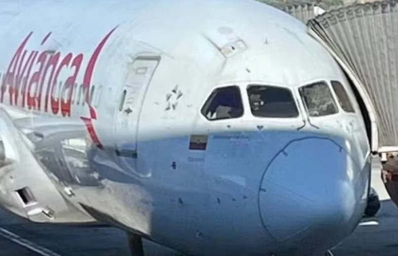SUSTO: Avião faz pouso de emergência após janela de piloto estourar