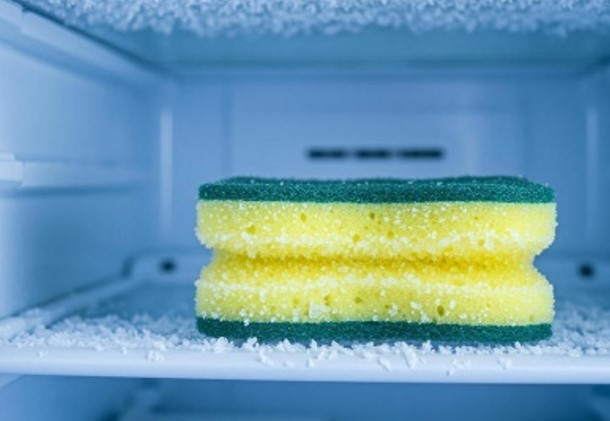 NUNCA MAIS TIREI: A praticidade que é ter uma esponja úmida no congelador