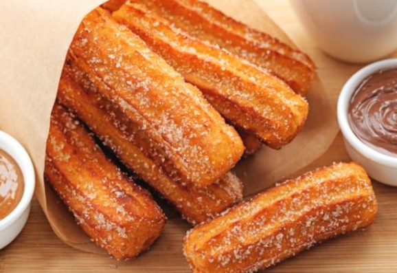 SOBREMESA: Veja como fazer um delicioso e simples churros caseiros