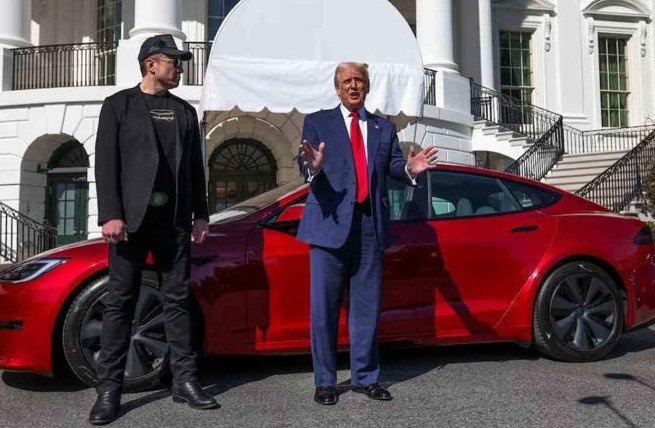 Donald Trump decide vender seu Tesla vermelho após briga com Elon Musk