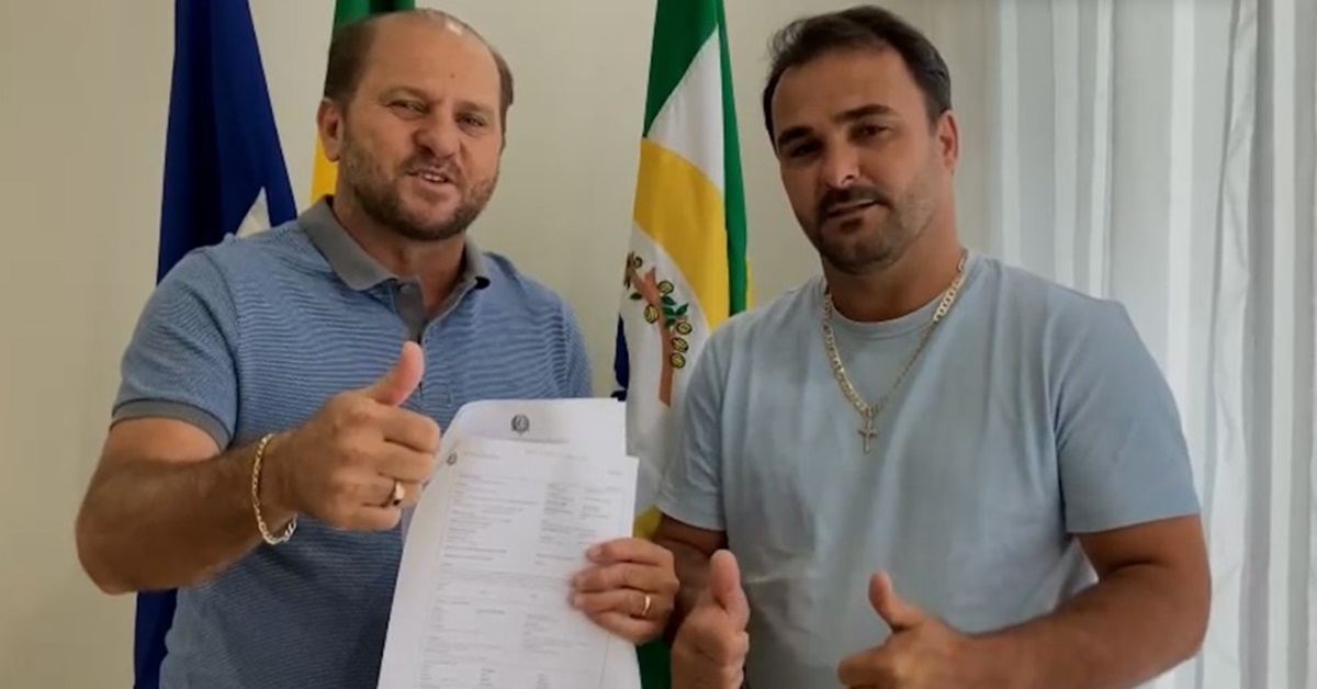 APOIO: Cirone Deiró entrega Nota de Empenho para compra de Raio X para Ministro Andreazza