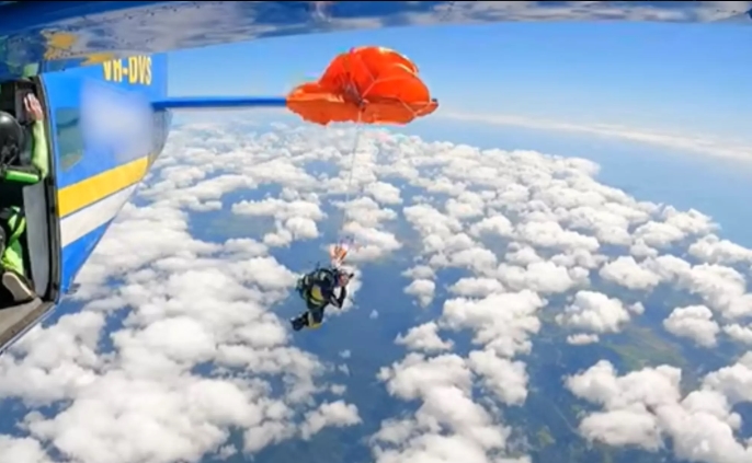 IMPRESSIONANTE: Paraquedista fica preso a asa do avião durante salto e teve que se livrar