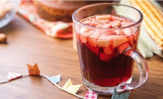 MENOS ÁLCCOL: Vinho quente ou quentão? Saiba qual bebida junina pesa menos na dieta