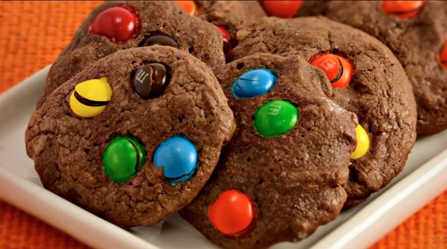 SOBREMESA: Aprenda a fazer cookies de chocolate com confeito