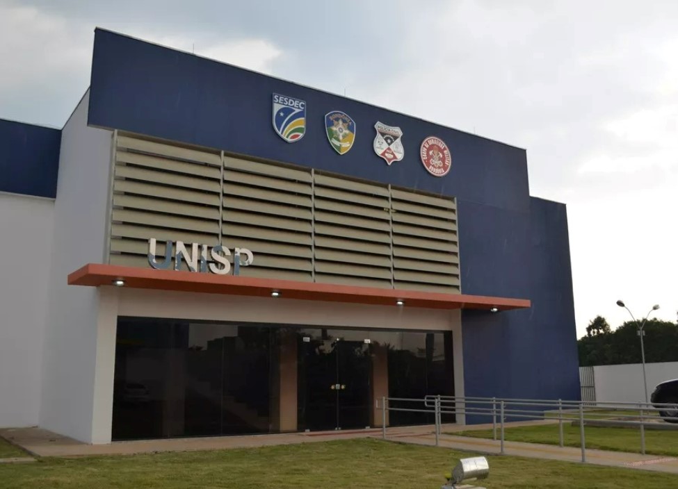 AÇÃO RÁPIDA: Adolescente é apreendido após incendiar fachada de empresa