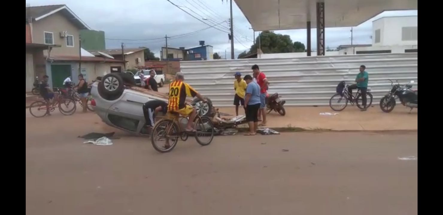 DESGOVERNADO: Carro ocupado por casal derruba poste e capota na zona Leste