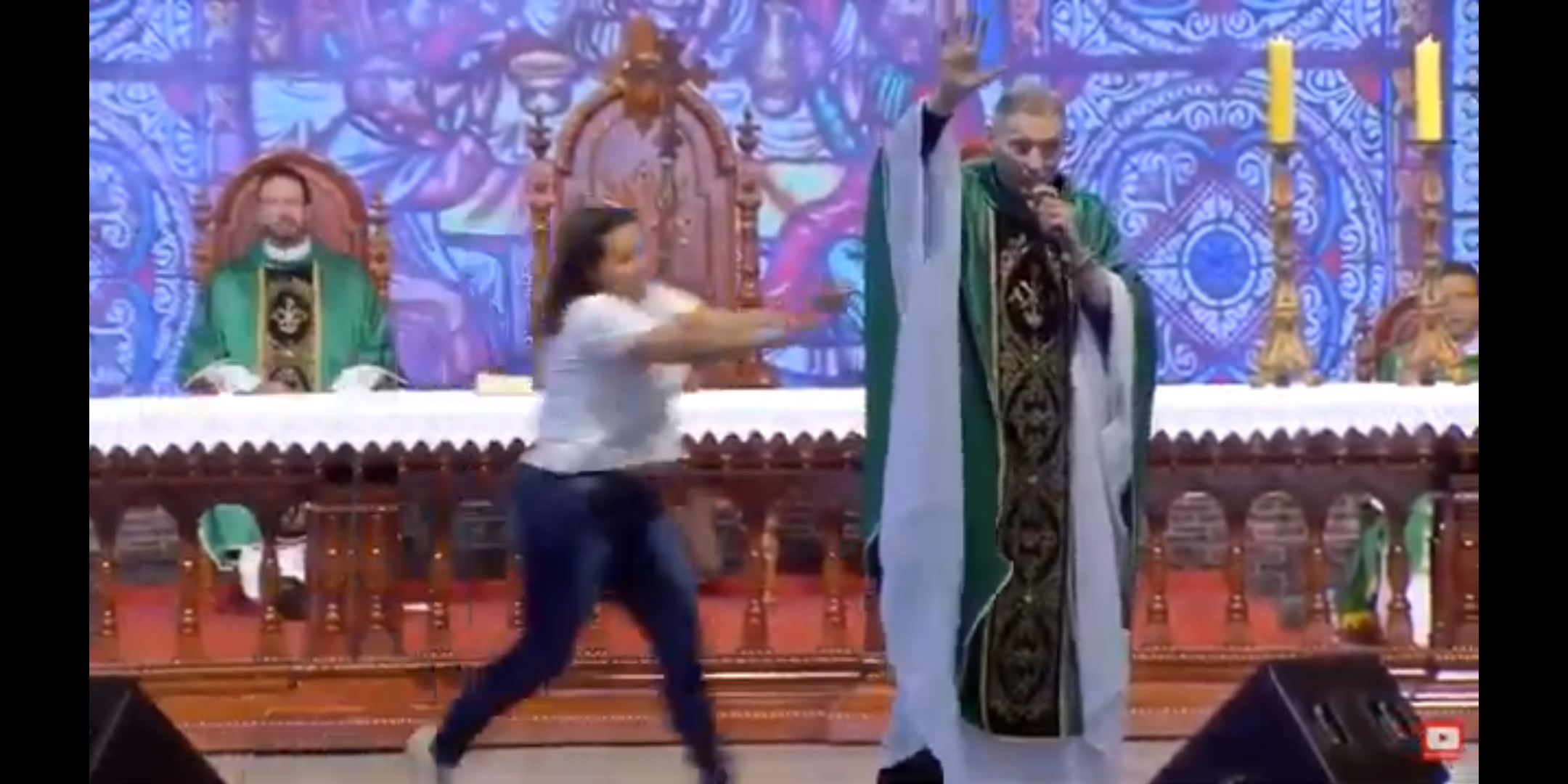 VÍDEO: Mulher ataca e joga Padre Marcelo de palco em missa