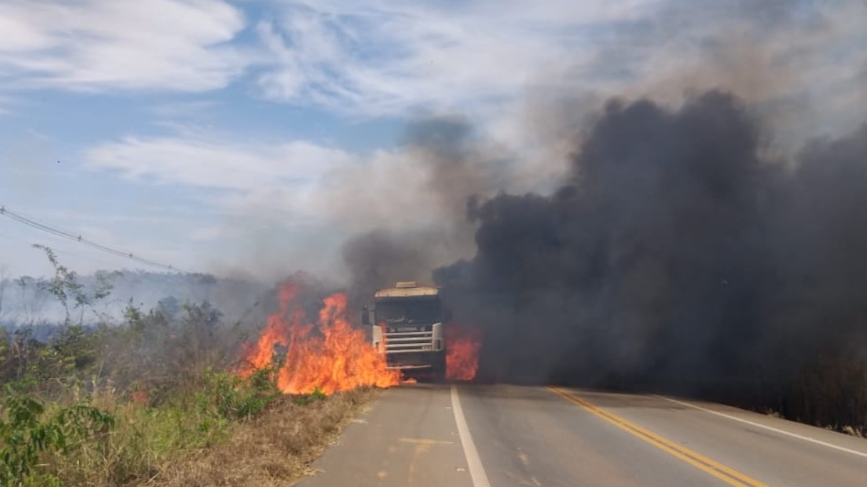 FOGO: Carreta parada na BR-364 é destruída após ser atingida por queimada em pastagem