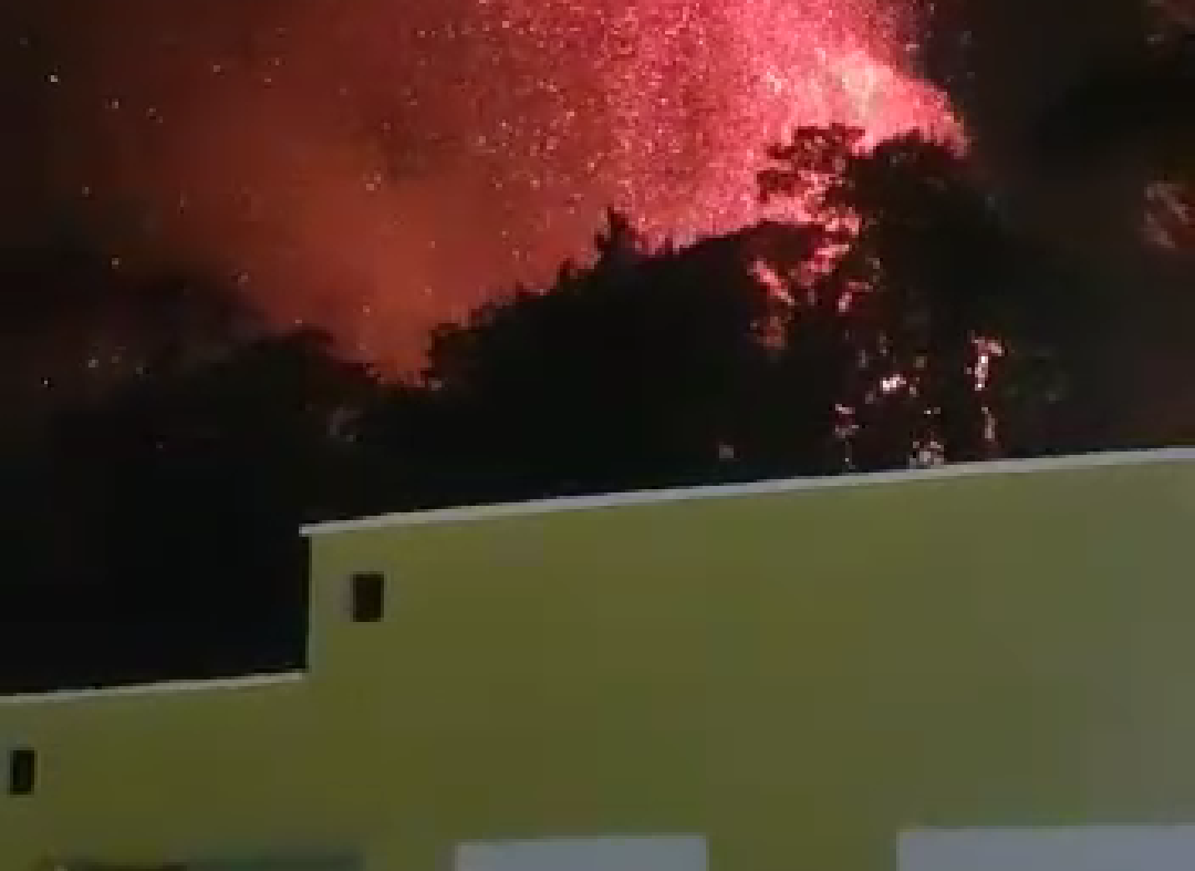 VÍDEO: Incêndio em matagal ameaça atingir residências de condomínio na capital