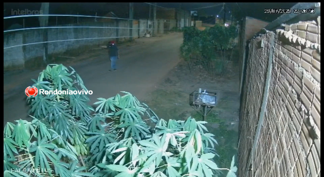 ASSISTA O VÍDEO: Criminoso com pistola .45 atira várias vezes contra portão de residência 