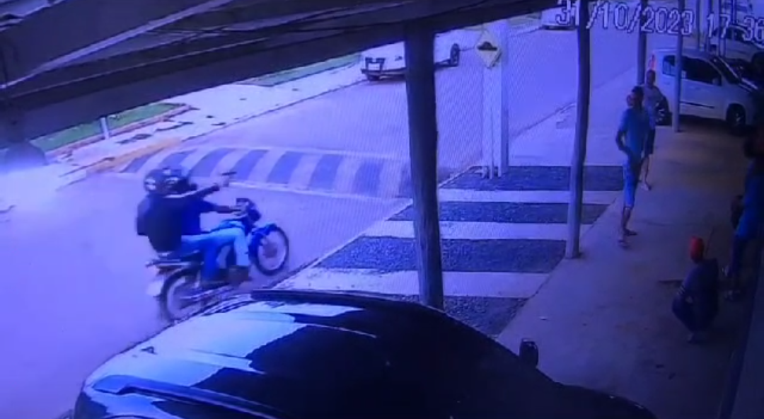 VEJA VÍDEO: Três apenados sofrem atentado a bala em frente a Colônia Penal 