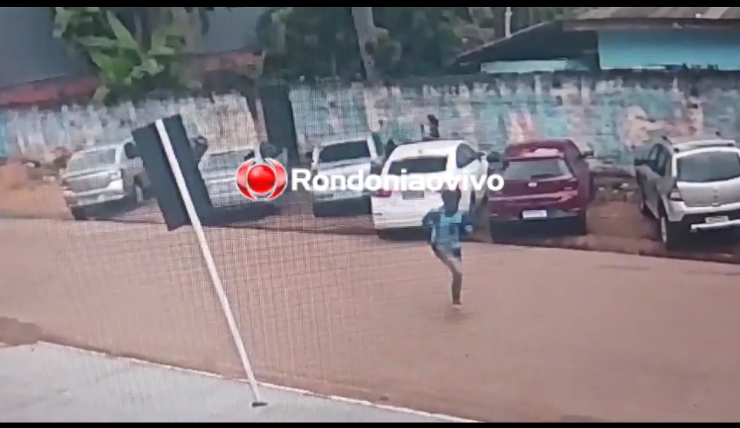 NO CENTRO: Vídeo mostra criminoso levando bala ao tentar roubar mulher de policial penal 