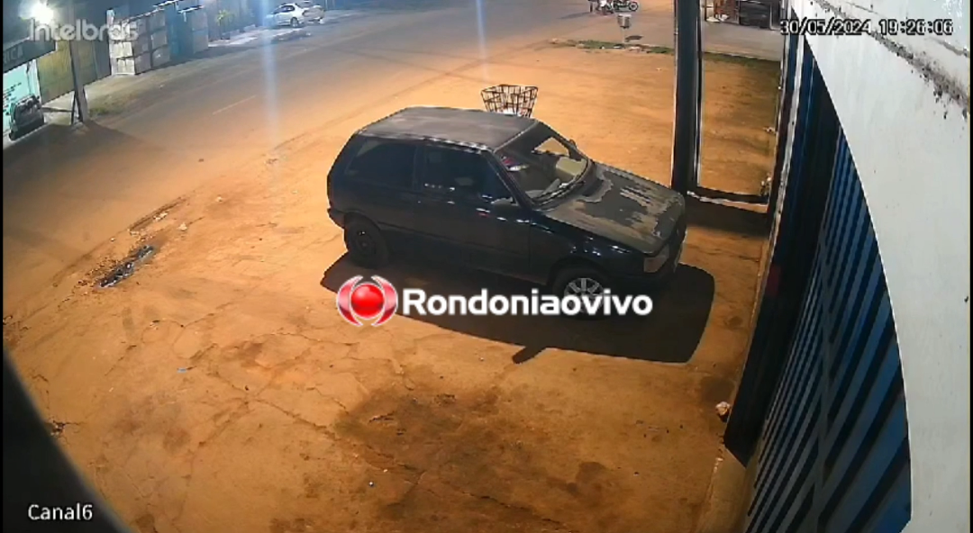 VÍDEO: Bandidos fecham mulher de moto no trânsito e roubam veículo 