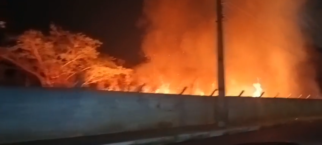 URGENTE: Incêndio no Parque Circuito, região do aeroporto; voos podem ser cancelados