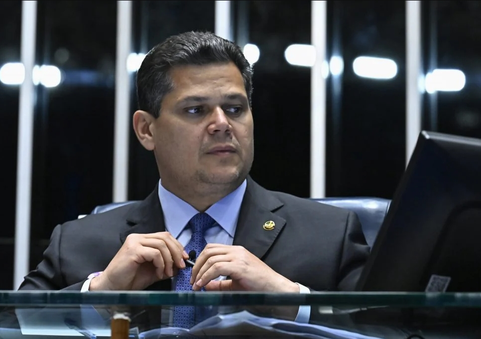 MEDO DE QUÊ?: Alcolumbre rejeita ler requerimento para instalar a CPI do Master