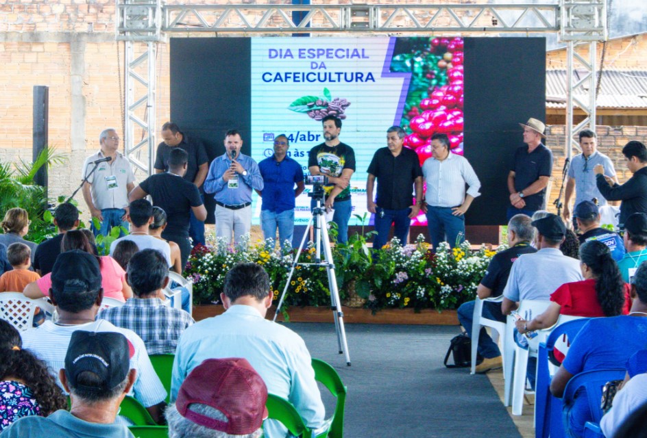 DELEGADO CAMARGO: Deputado participa do Dia Especial da Cafeicultura em Alto Paraíso