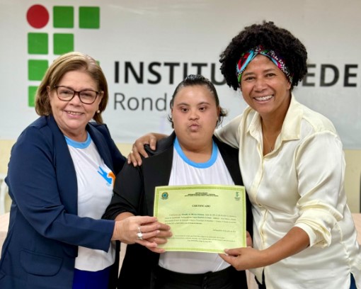 SILVIA CRISTINA: Dep. participa da entrega de 133 certificados de cursos do Casa da Comunidade