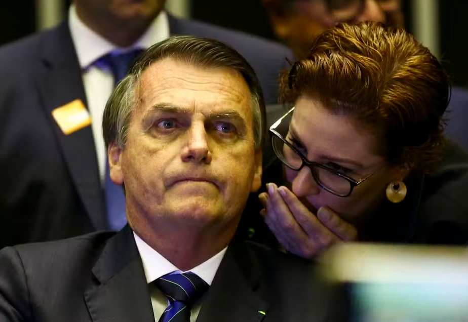 FUGITIVA: 'Não tenho nada a ver com a Carla Zambelli', diz Bolsonaro