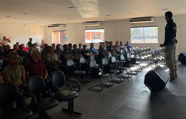 AÇÃO: PRF realiza palestras educativas a respeito do transporte escolar