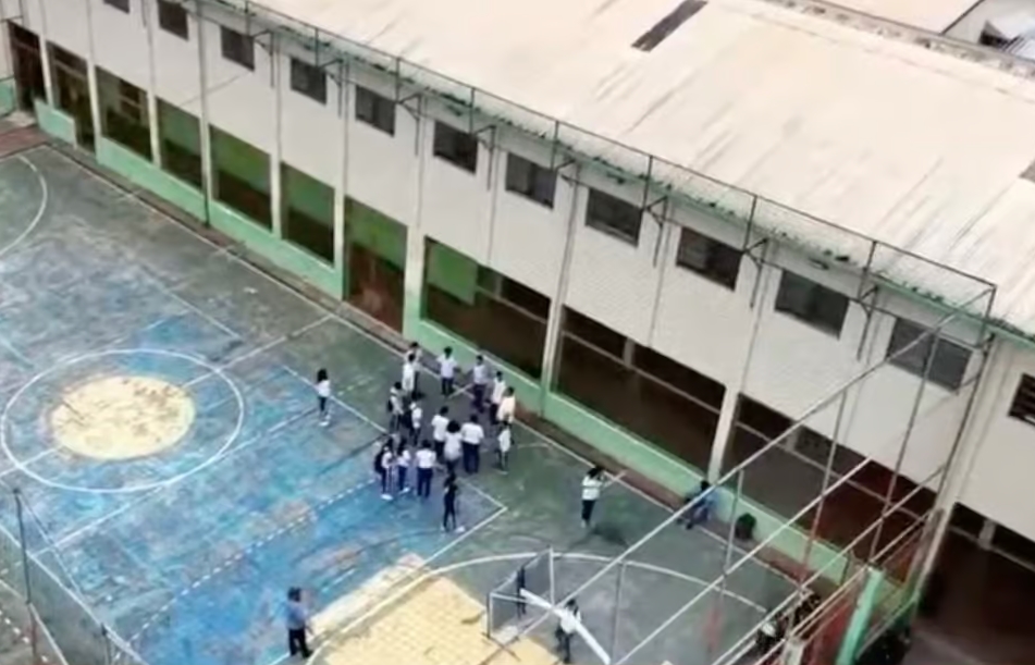 MOMENTO DE COMOÇÃO: Alunos fazem oração de mãos dadas após ataque a tiros no Instituto São José