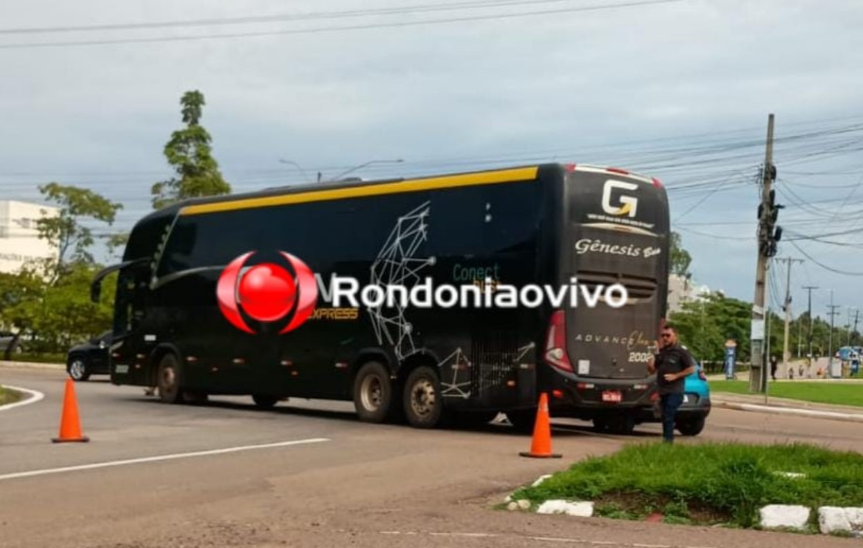 JORGE TEIXEIRA: Batida entre ônibus e caminhonete gera congestionamento