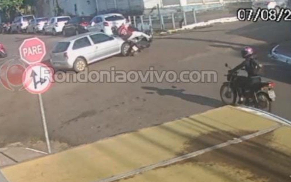 VÍDEO: Filho dá capacetadas em carro após mãe causar acidente no Centro 