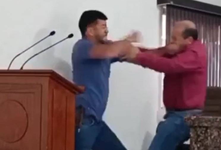 VÍDEO: Vereadores trocam xingamentos, saem na porrada e interrompem sessão