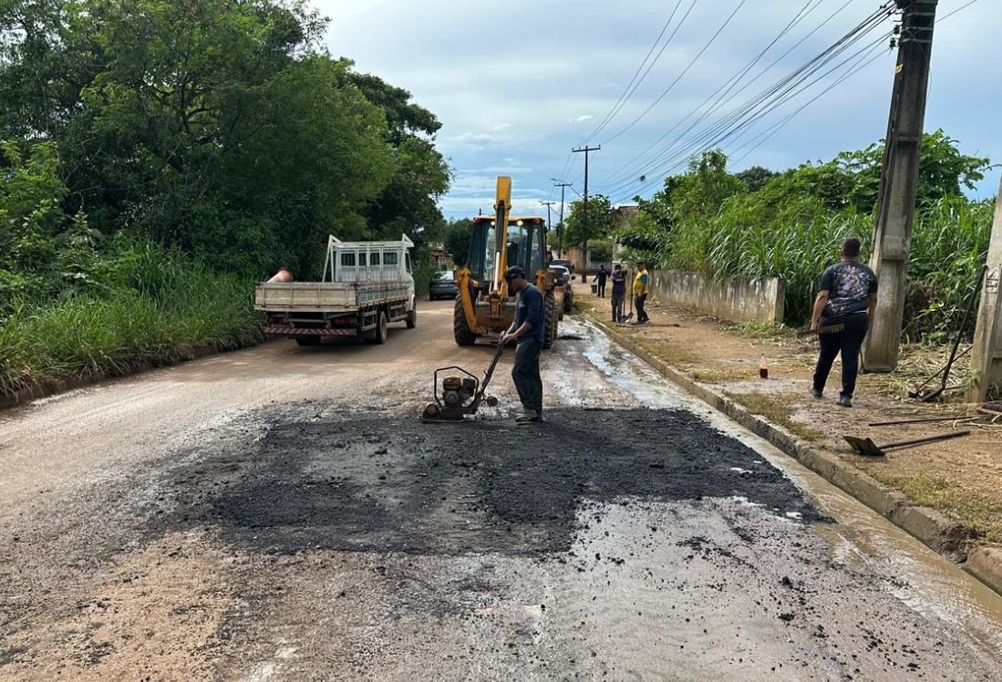 EDIMILSON DOURADO: Pedido do vereador é atendido e SEINFRA realiza tapa-buracos no Aeroclube