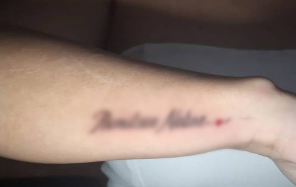 INCONFORMADO: Mulher faz tatuagem com nome do atual namorado e ex fica furioso