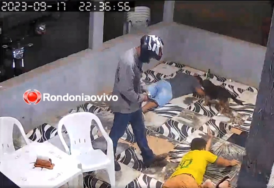 VEJA VÍDEO: Criminoso invade bar, manda vítimas deitar no chão e faz arrastão