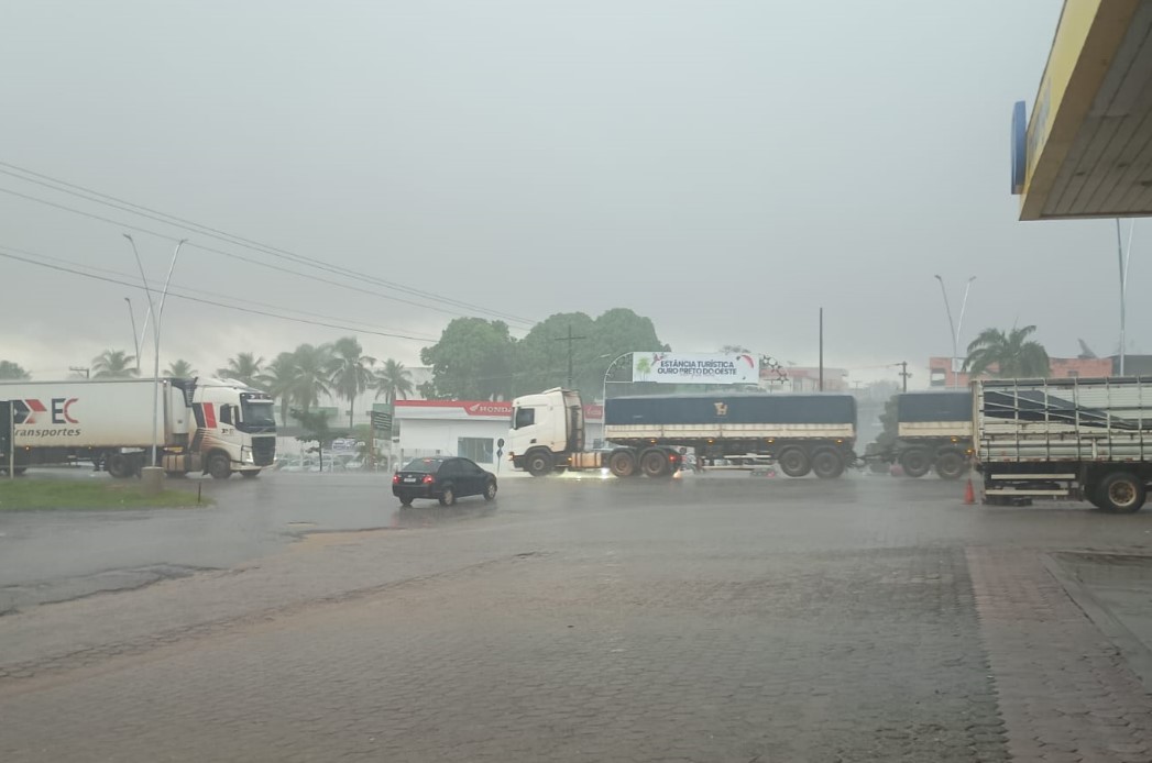 DE TREMOR A TEMPORAL: Região central de Rondônia amanheceu nesta segunda-feira com muita chuva
