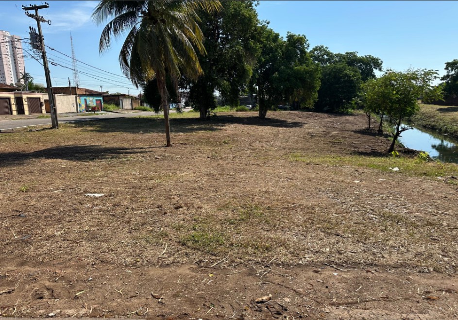 ZÉ PAROCA: Prefeitura atende pedido e realiza limpeza nas margens do canal dos tanques