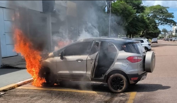 VÍDEO: Carro com idosos e criança pega fogo no Centro