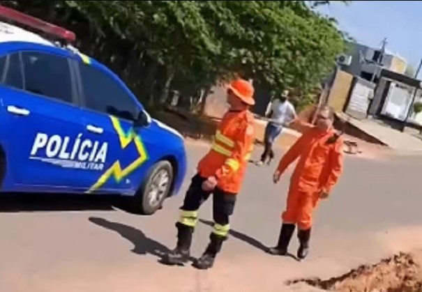 VÍDEO: Homem ateia fogo em casa, impede bombeiros e ataca polícia em RO