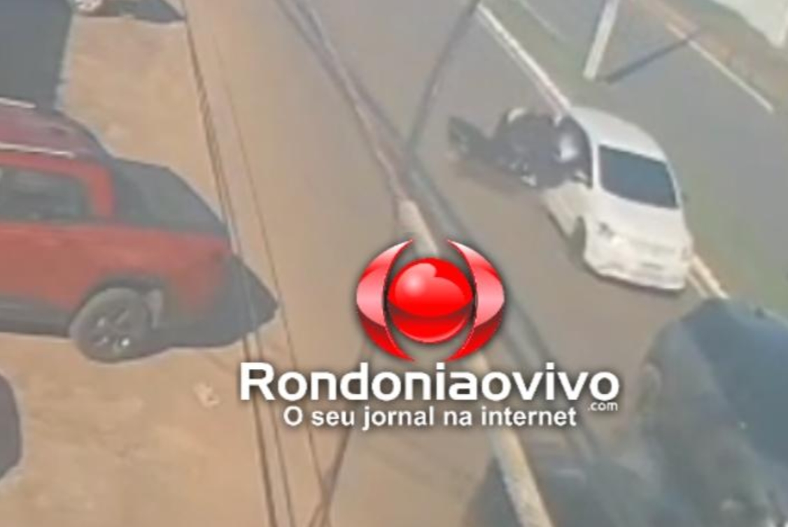 FORTE COLISÃO: Vídeo mostra motoboy batendo na traseira de carro parado em semáforo