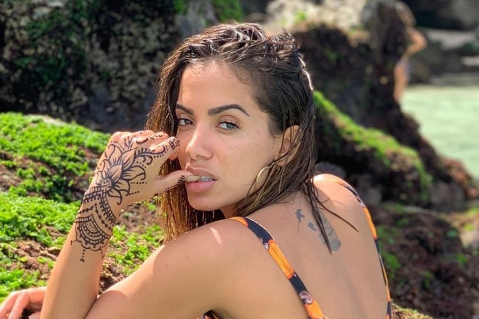 NO PELOURINHO: Anitta exibe bumbum com figurino ousado em gravação de novo clipe