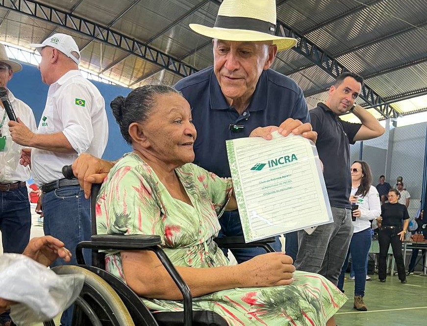 SONHO REALIZADO: 300 famílias recebem títulos de terra em Machadinho d’Oeste
