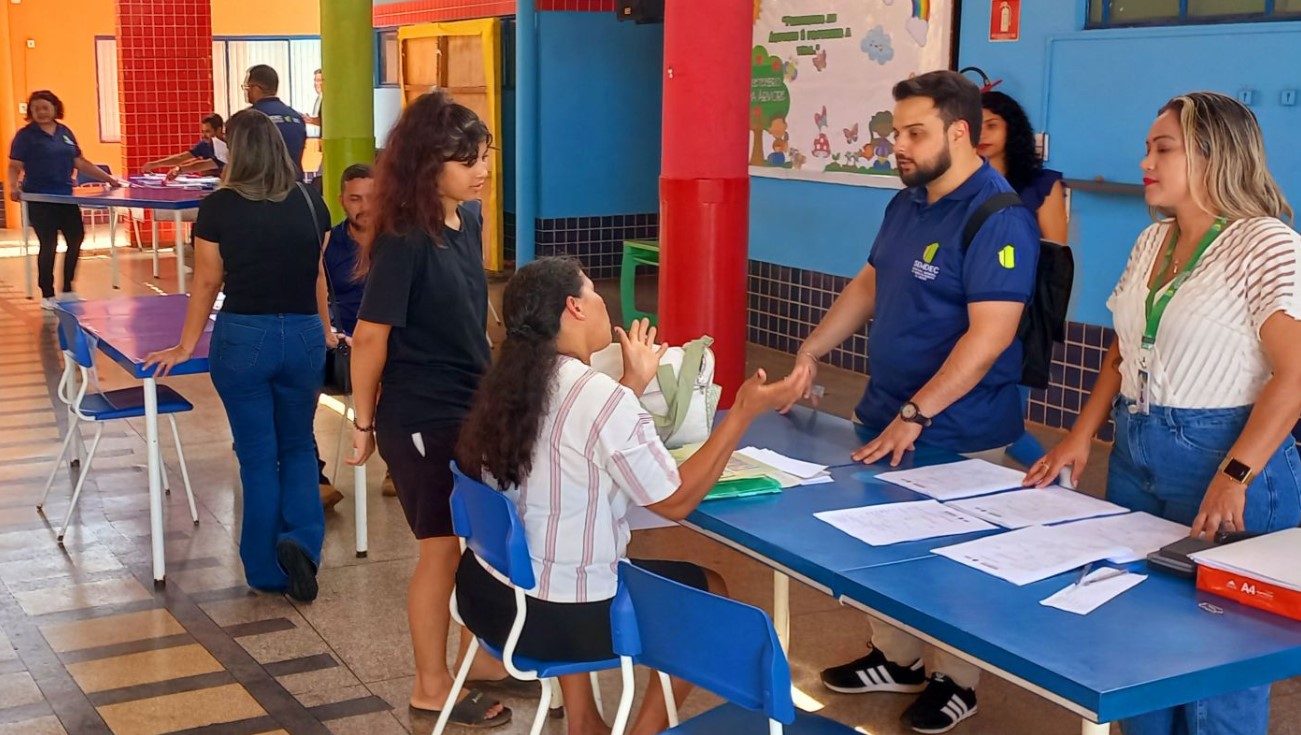 ESCRITURA IMOBILIÁRIA: Prefeitura coleta assinaturas para regularização fundiária na zona Leste