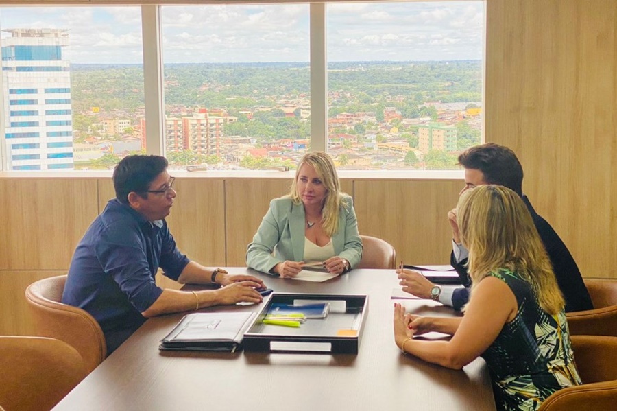 MELHORIAS: Ieda Chaves conversa com lideranças e recebe demandas na área da saúde