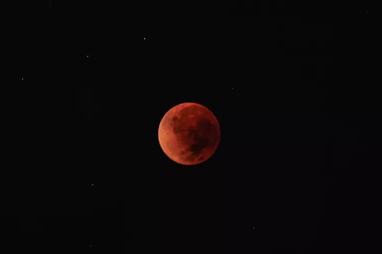 LUA DE SANGUE: Saiba em que horário o eclipse lunar acontece nesta sexta (14)