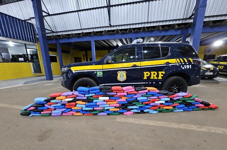 TRÁFICO: PRF apreende quase 190 kg de skunk escondidos em carga de bebedouros