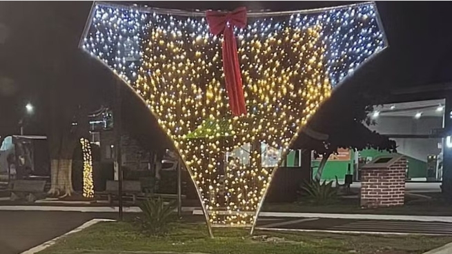 BRILHANTE: Calcinha iluminada vira atração e divide opiniões no Natal de MG