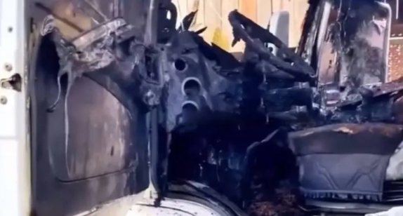 NA MANUTENÇÃO: Incêndio atinge cabine de caminhão na oficina em Rondônia